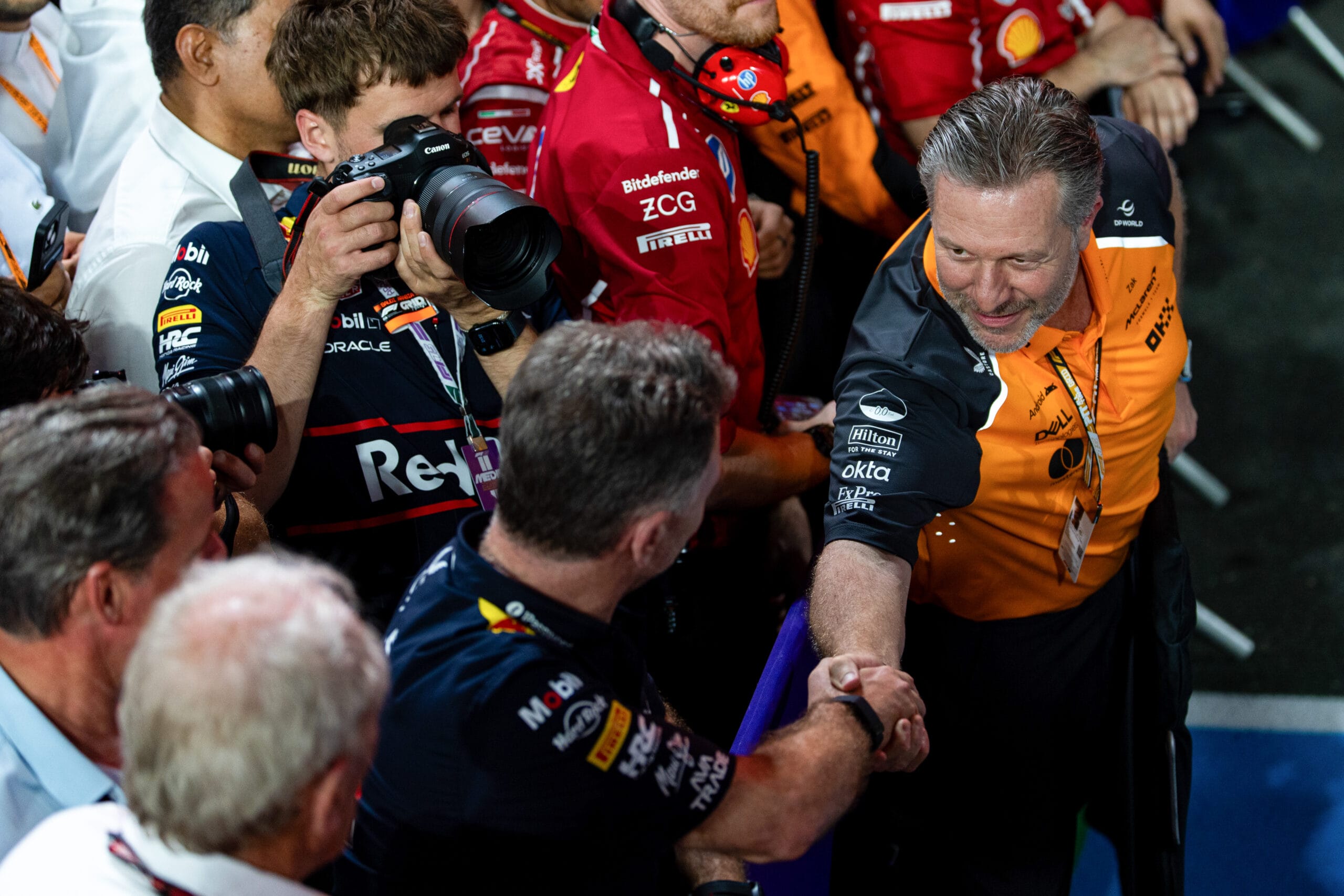 Zak Brown espera regreso de Horner al automovilismo