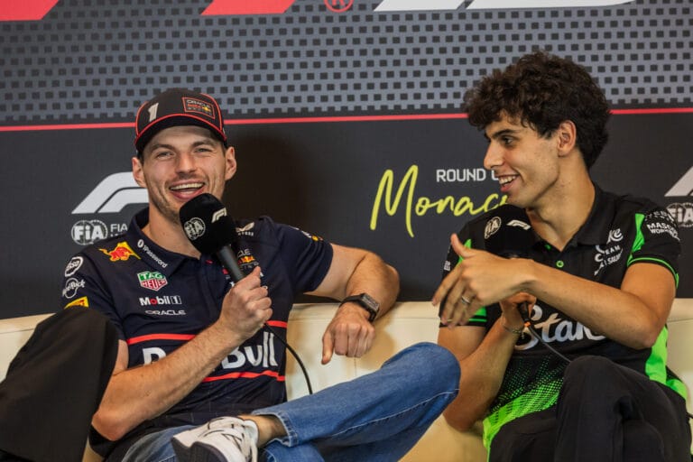 Bortoleto guiado por Alonso y Verstappen en F1