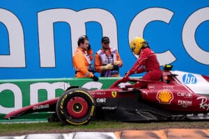 Hamilton choca y abandona en la lluviosa GP de Pases Bajos