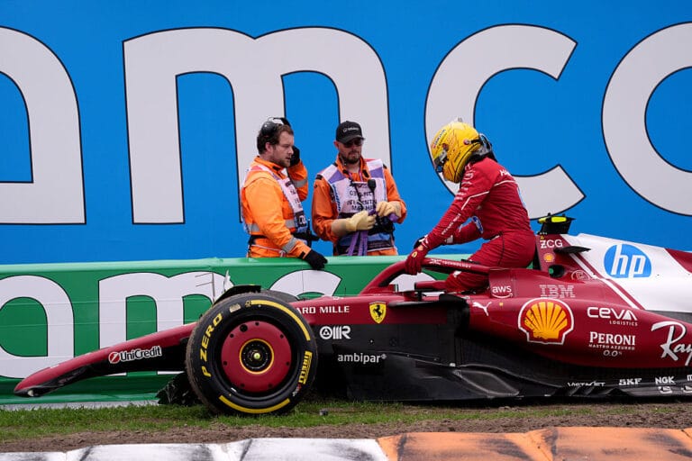 Hamilton choca y abandona en la lluviosa GP de Pases Bajos