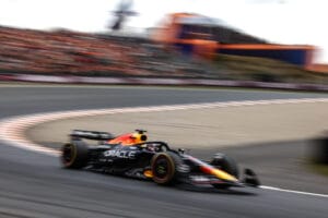 Verstappen desafa a Norris en el inicio del GP de Holanda
