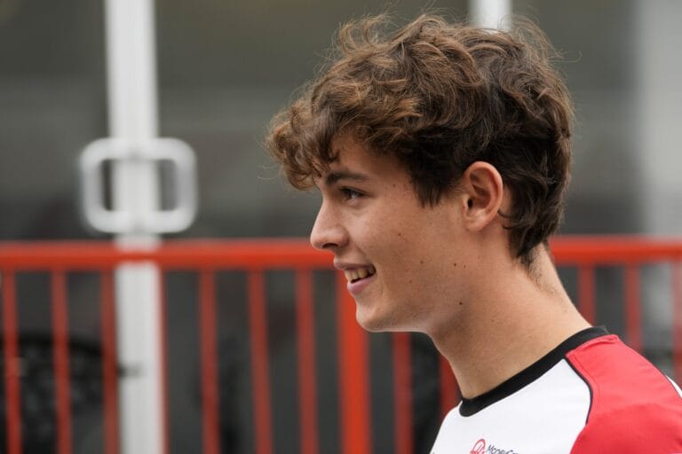 Bearman al borde de sancin tras choque con Sainz en Monza