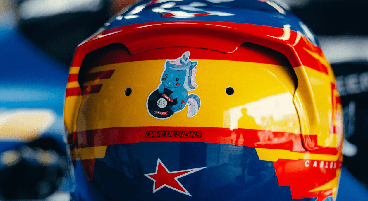 Carlos Sainz brilla en Bak con podio y casco de unicornio