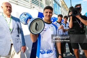 Hadjar celebra primer podio en GP Holanda con nuevo trofeo