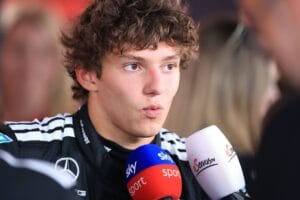 Jolyon Palmer defiende a Antonelli ante comparaciones prematuras