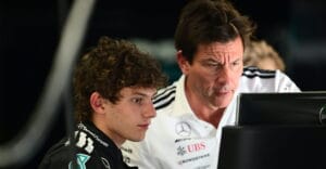 Kimi Antonelli brilla en Bak tras crticas de Wolff