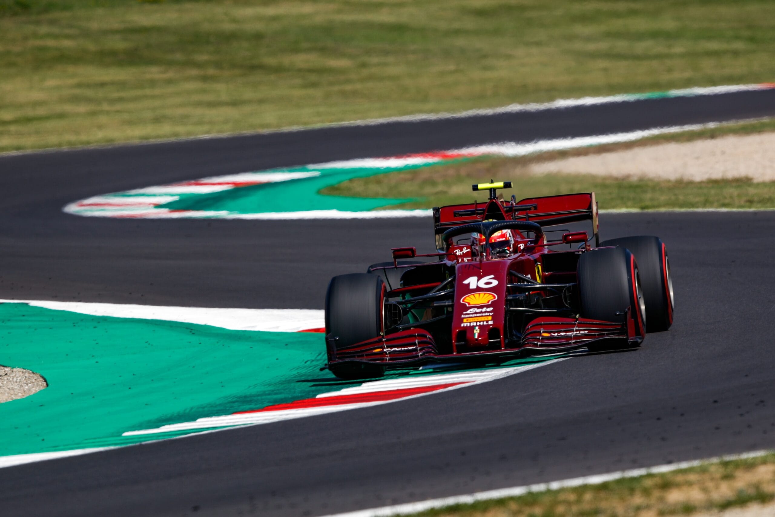 Leclerc y Zhou prueban neumticos Pirelli en Mugello
