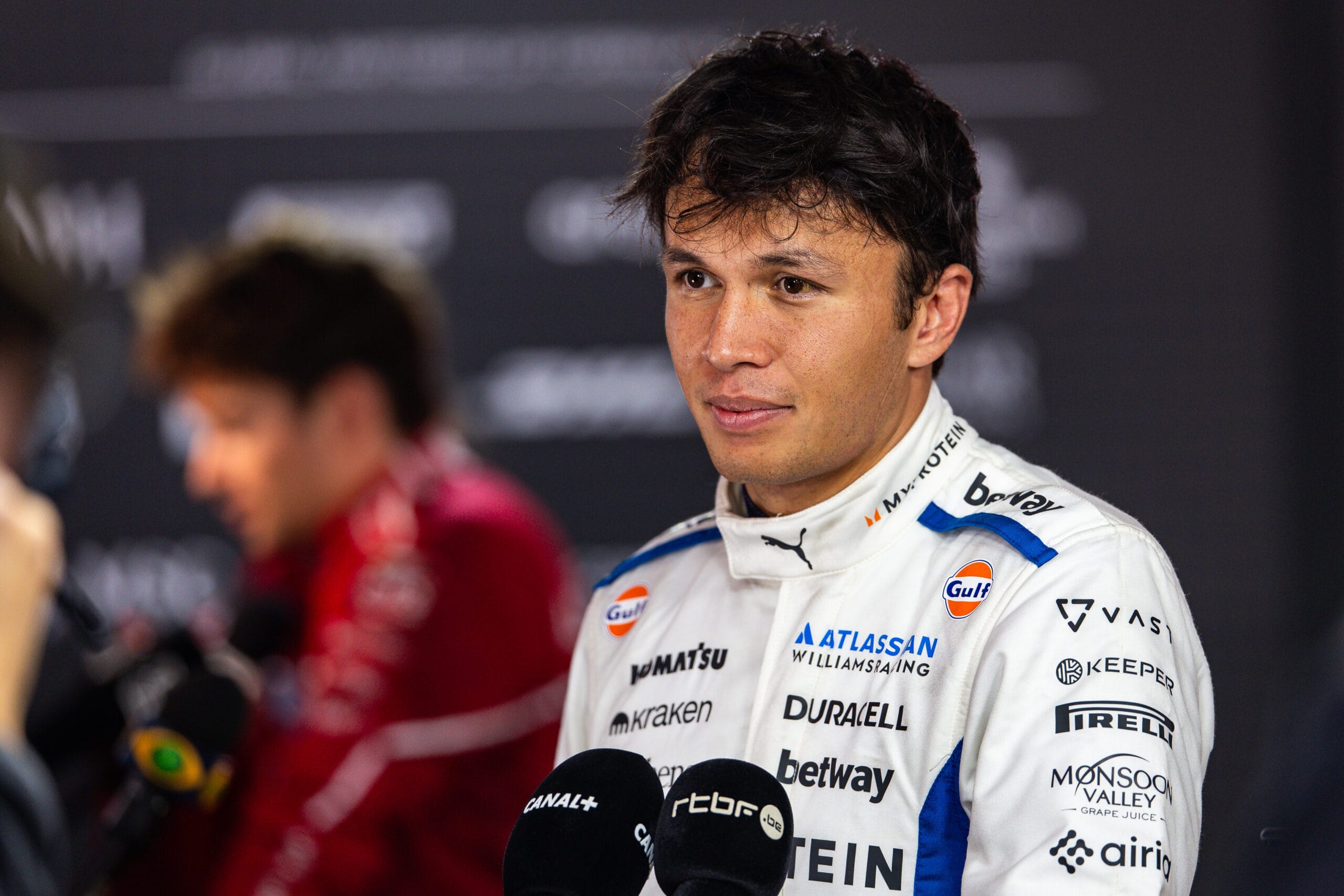 Alexander Albon podra regresar a Red Bull con Verstappen