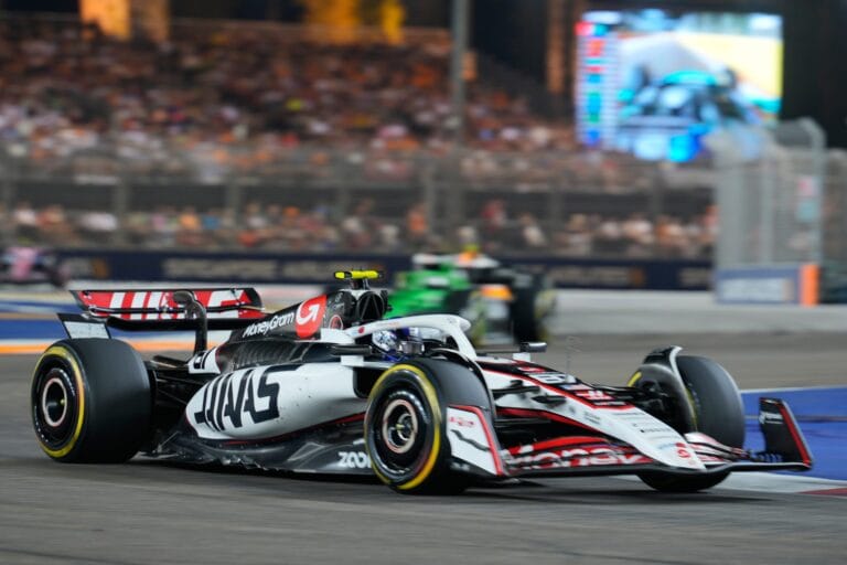 Bearman brilla en Singapur y suma puntos para Haas