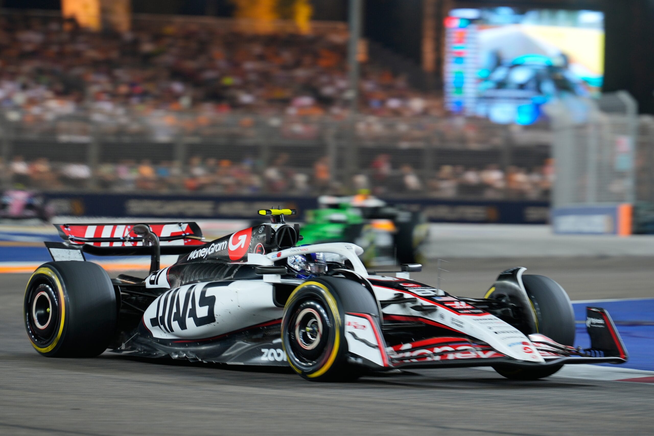 Bearman brilla en Singapur y suma puntos para Haas