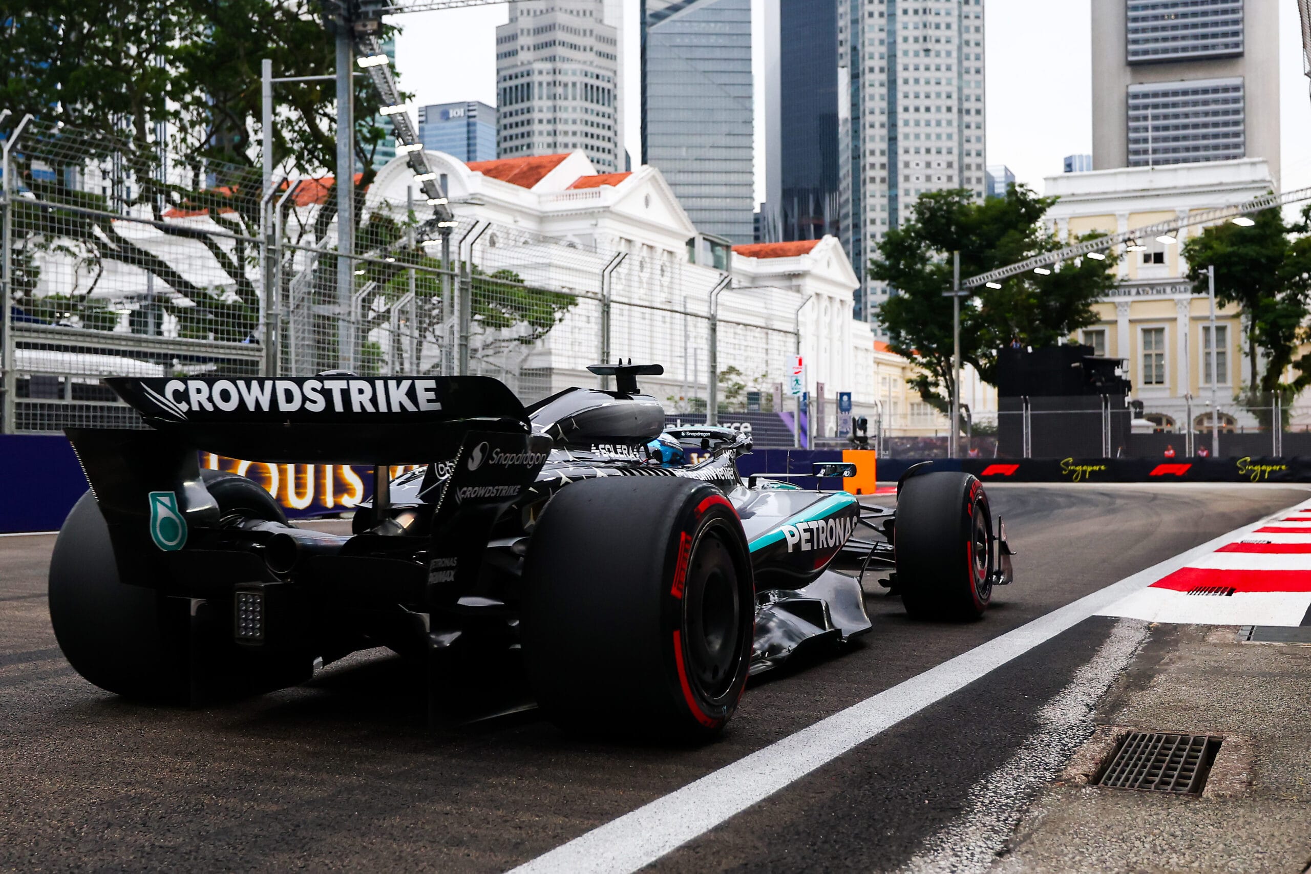 George Russell impulsa a Mercedes tras victoria en Singapur