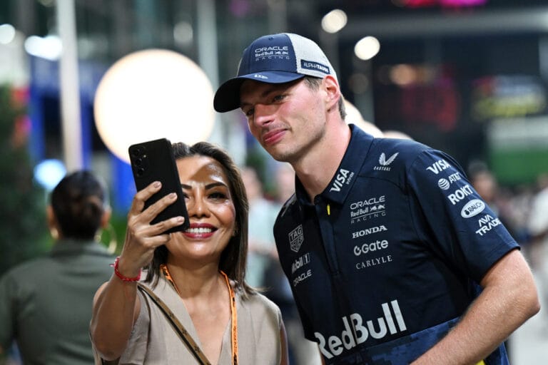 Max Verstappen busca victoria en Singapur bajo las luces