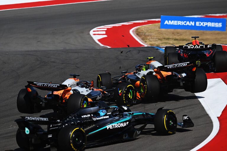 Norris y Piastri chocan en Austin Verstappen se acerca