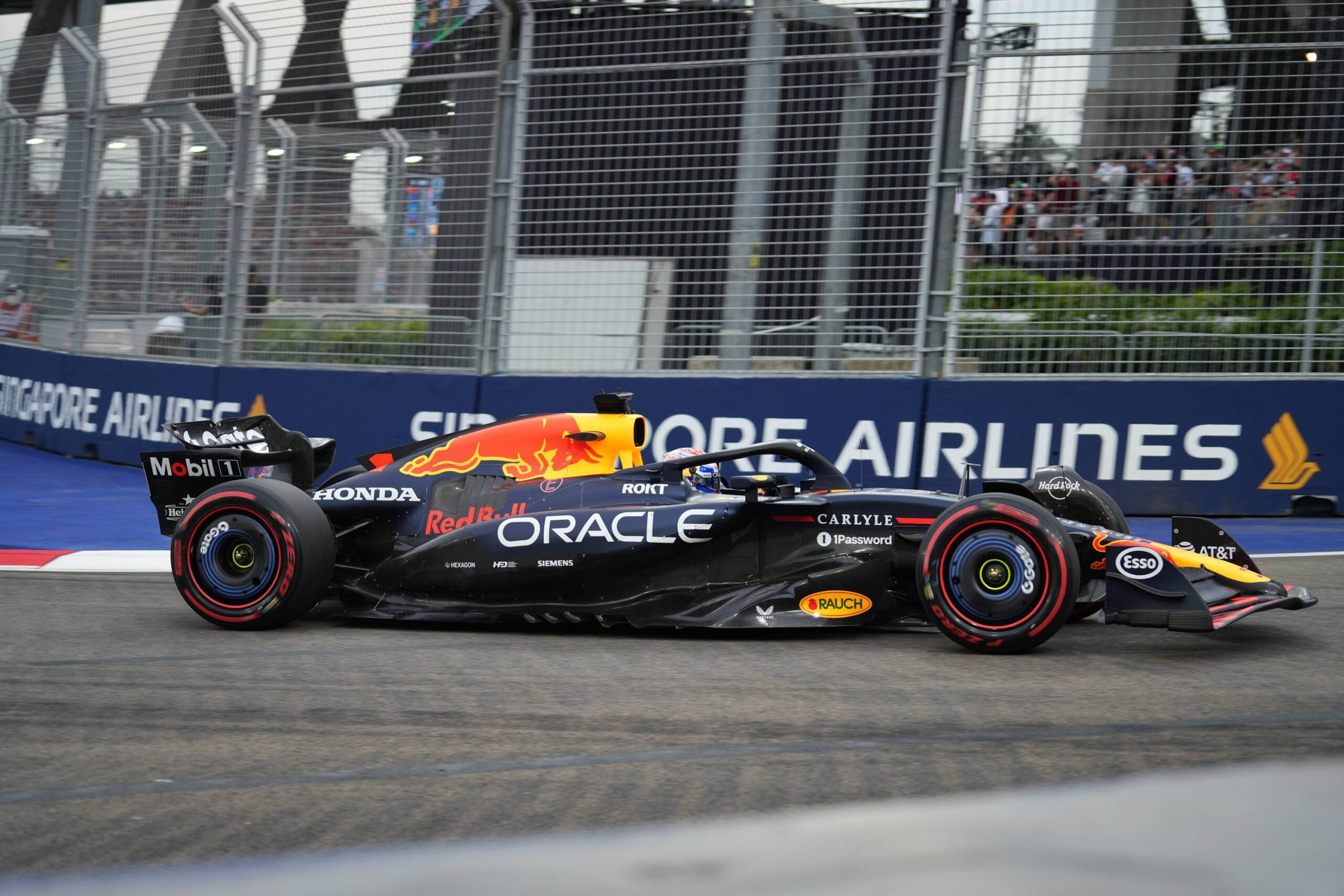 Verstappen lidera en Singapur Piastri y Norris al acecho