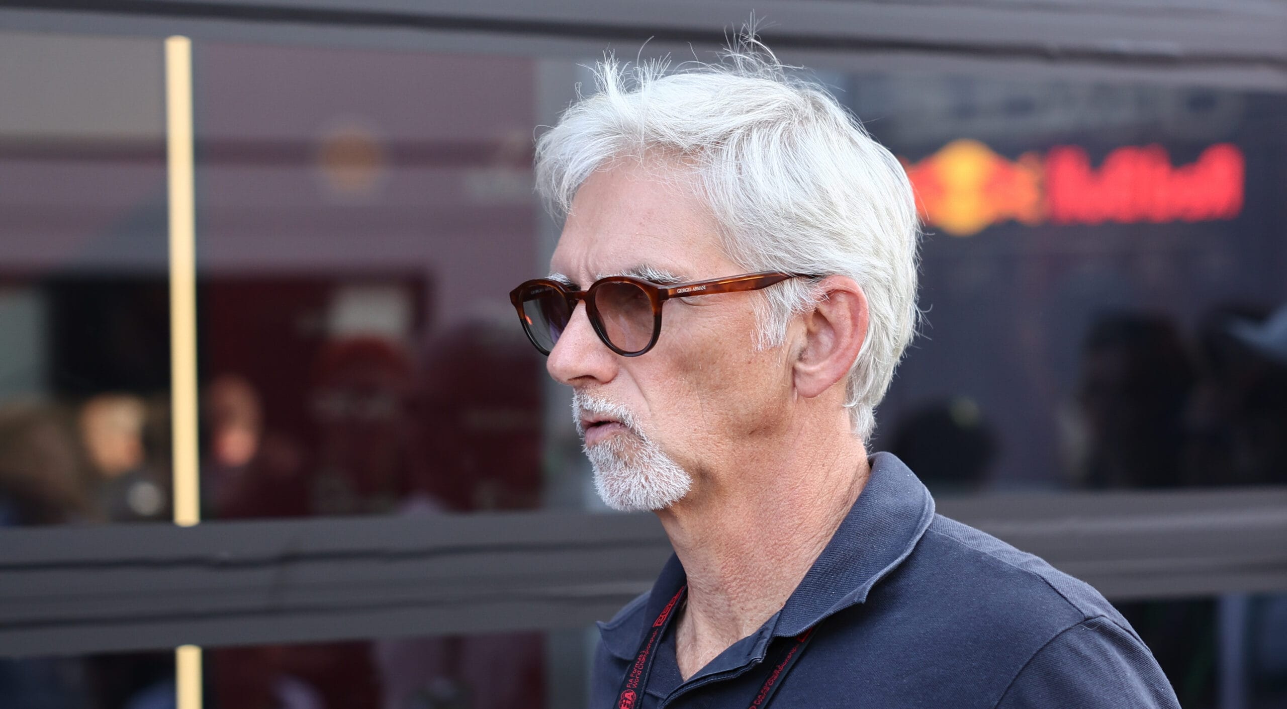 Damon Hill critica el estilo agresivo de Verstappen