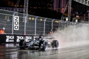George Russell Battles Steering Woes in Vegas Qualifying