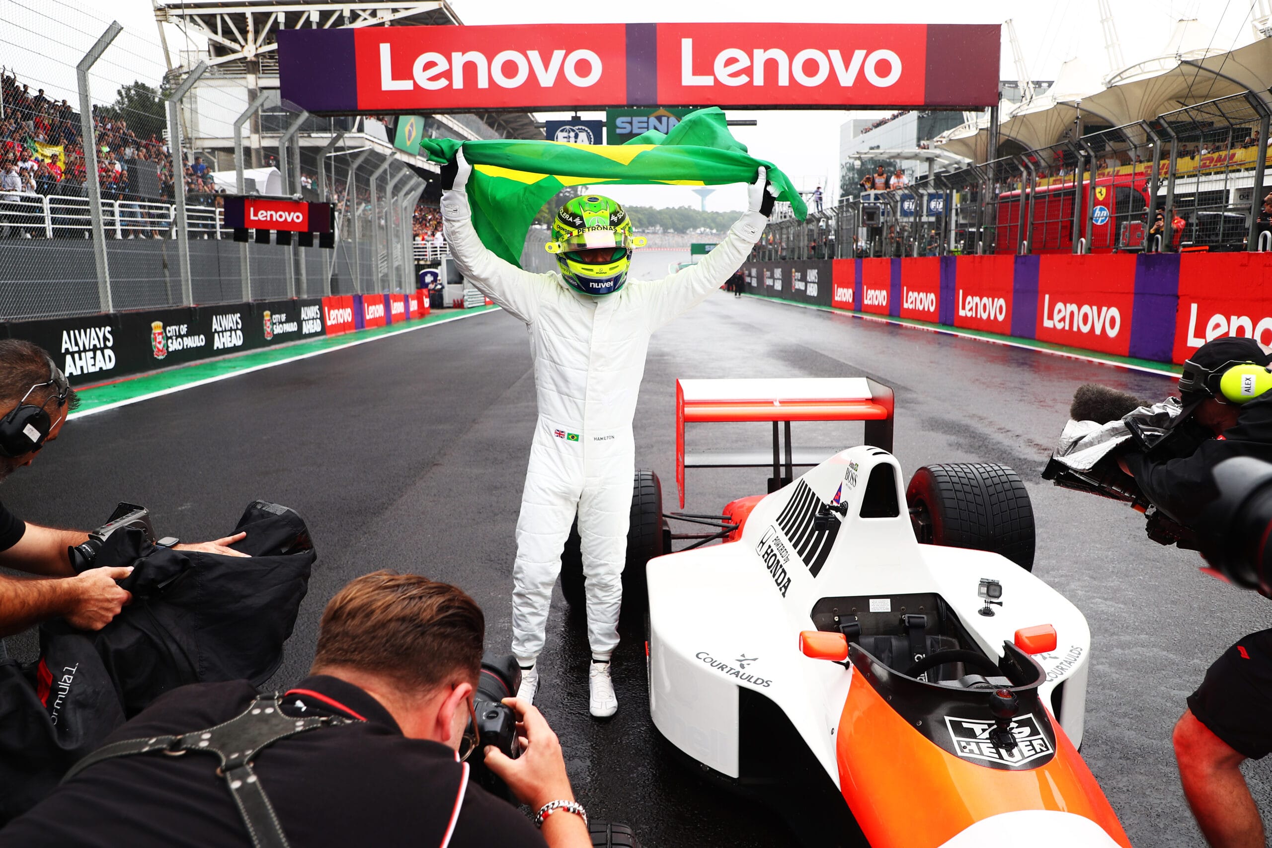 Hamilton rinde homenaje a Senna en So Paulo con Ferrari