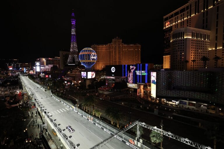 Norris lidera en Las Vegas pese a banderas rojas