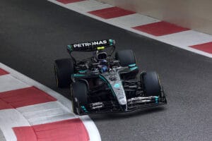 Antonelli choca con Tsunoda en el pit lane del GP