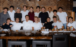 Hamilton cena con Verstappen y McLaren en Abu Dhabi