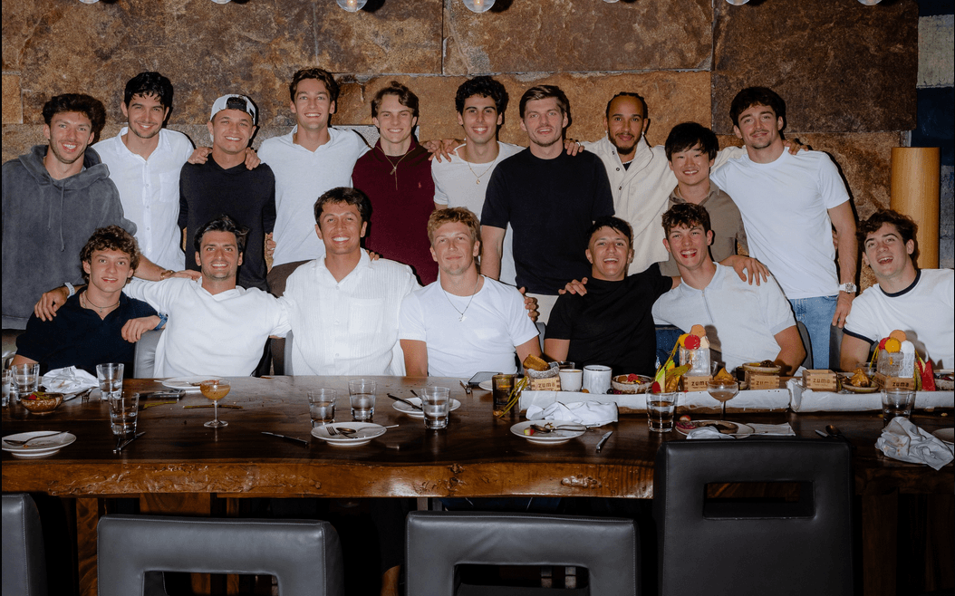 Hamilton cena con Verstappen y McLaren en Abu Dhabi