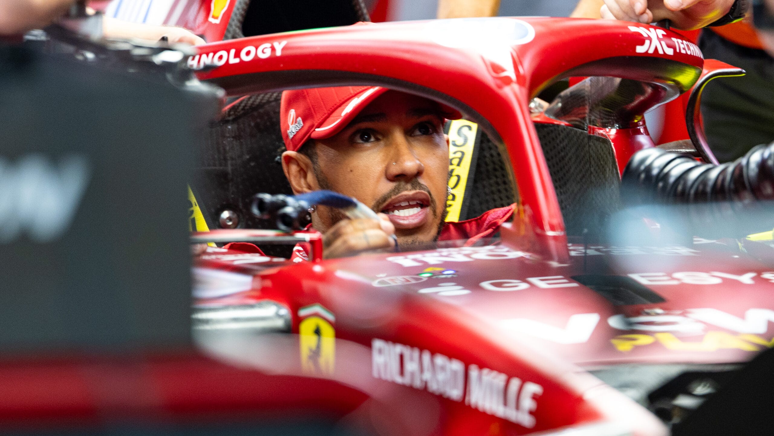 Hamilton criticado por Arrivabene por su enfoque en Ferrari