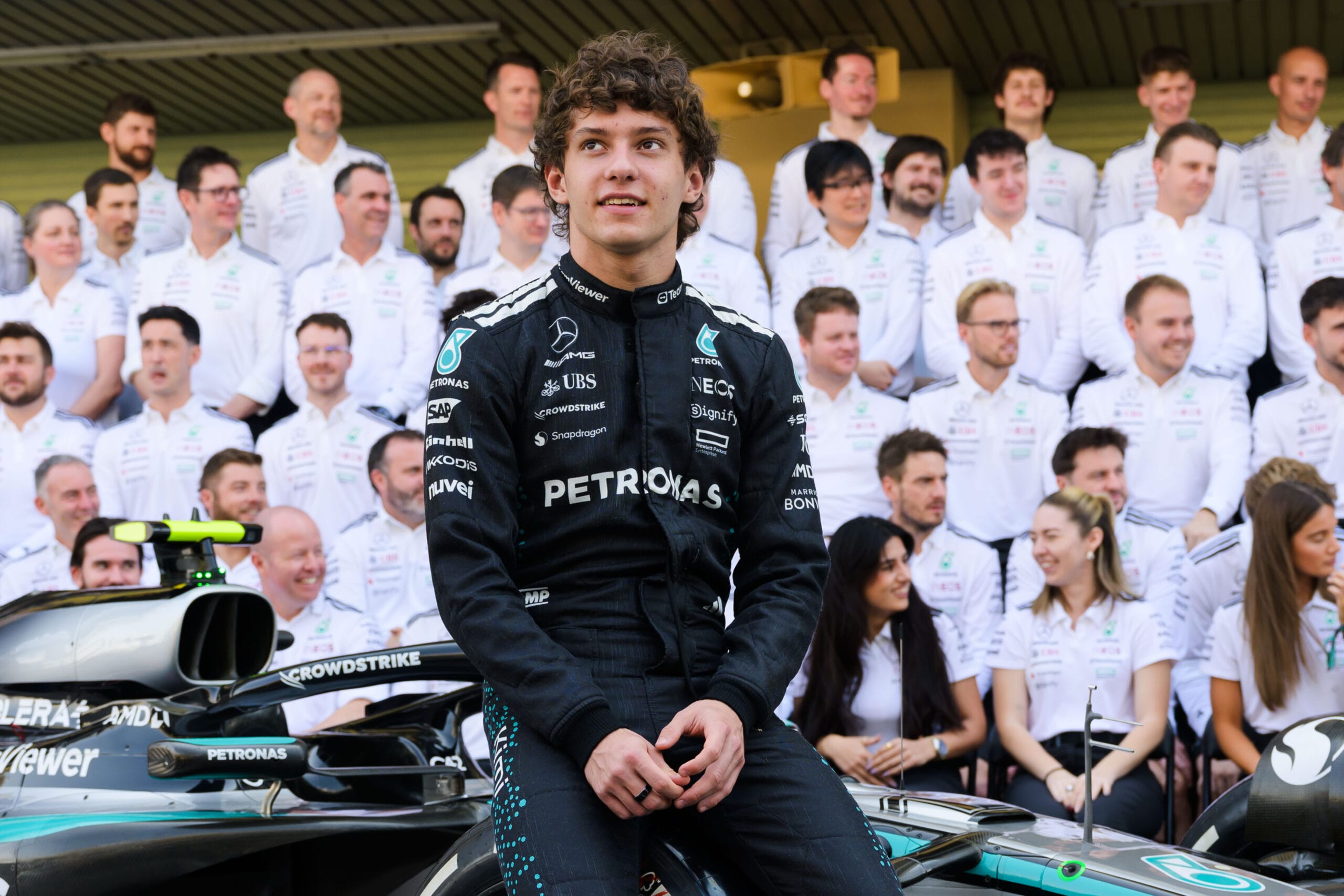 Kimi Antonelli brilla en Mercedes con tres podios en debut