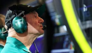 Aston Martin debuta AMR26 en Barcelona con Stroll