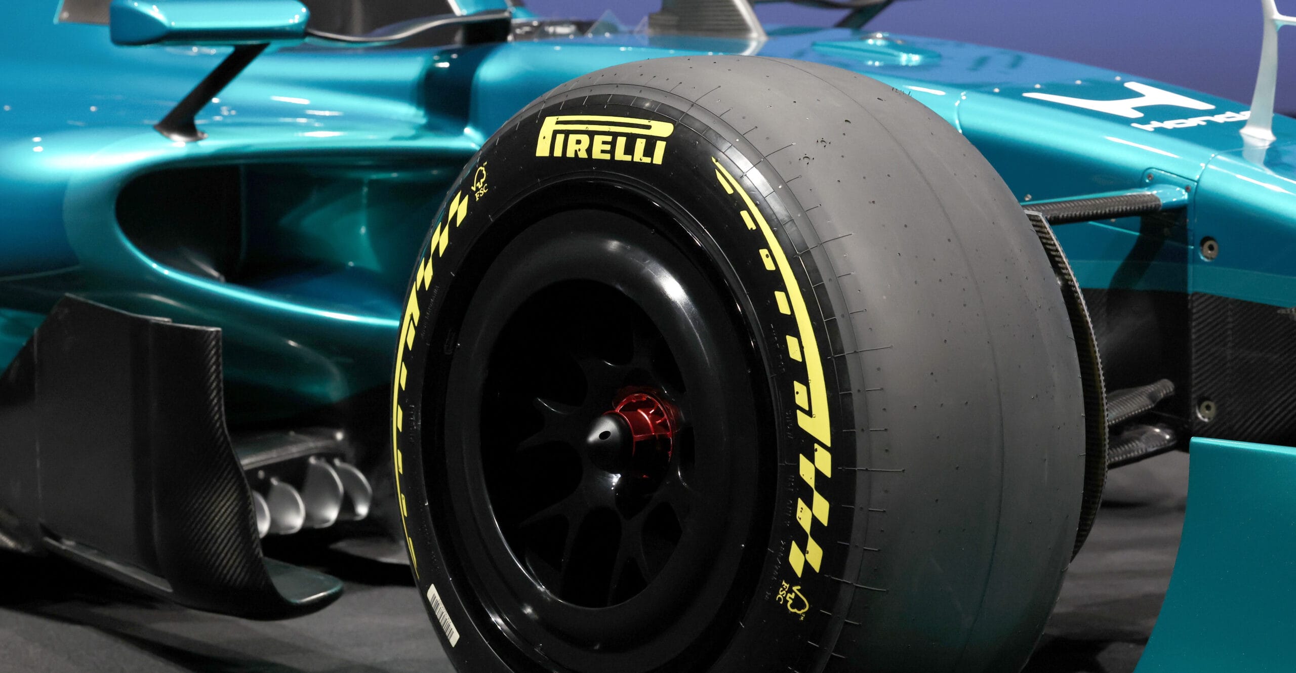 Aston Martin inicia shakedown tardo en Barcelona