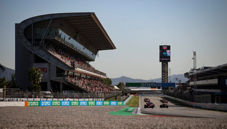 Equipos F1 enfrentan retrasos en tests de Barcelona