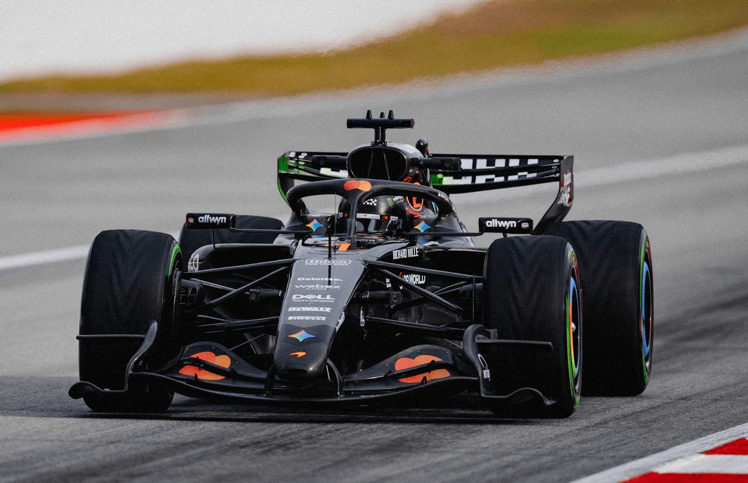 Lando Norris prueba el nuevo MCL40 en Barcelona