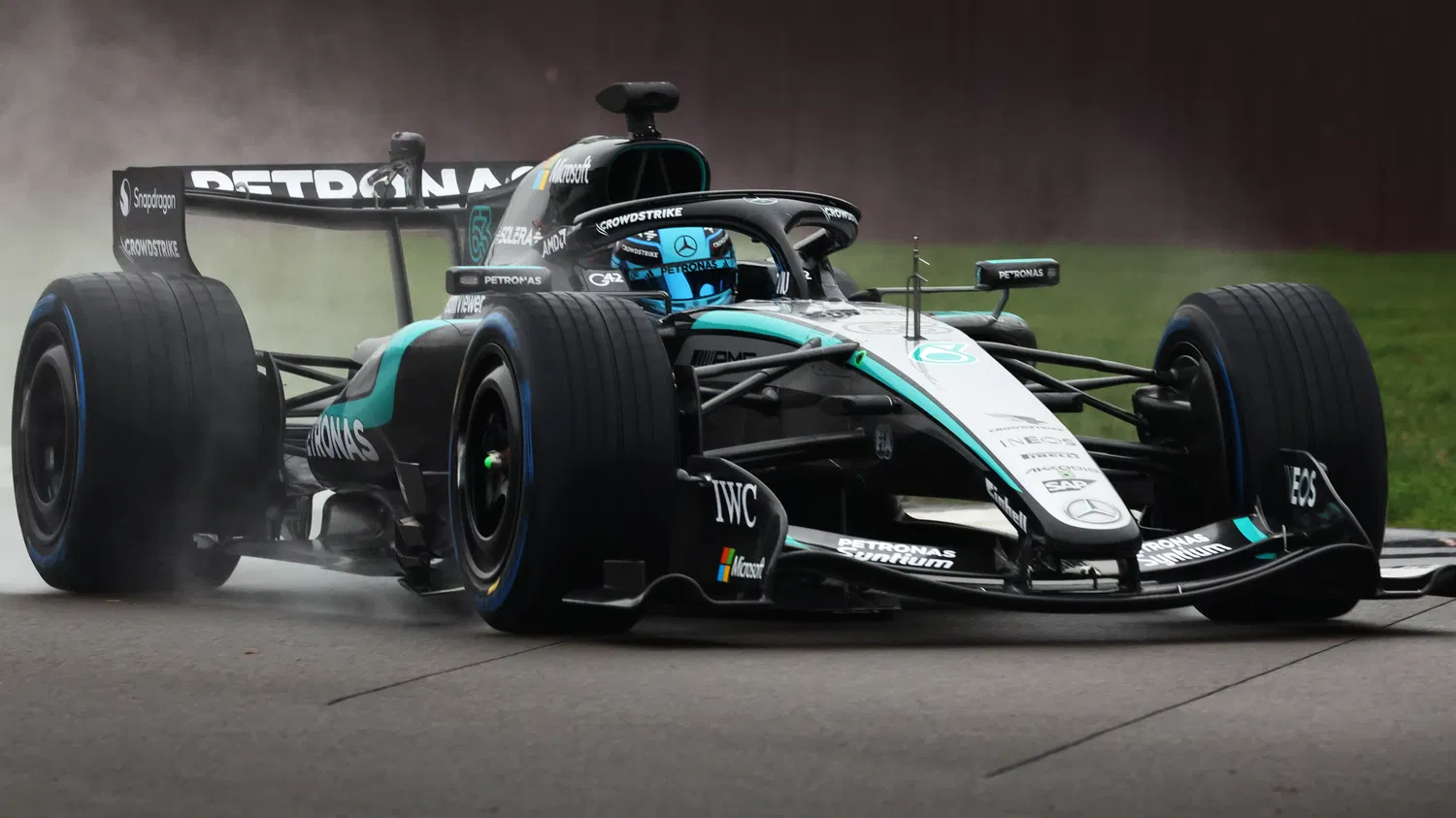 Mercedes revela el W17 en Silverstone mojado