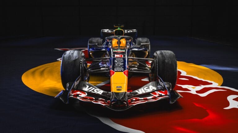 Red Bull revela el RB22 brillante en Detroit con Ford
