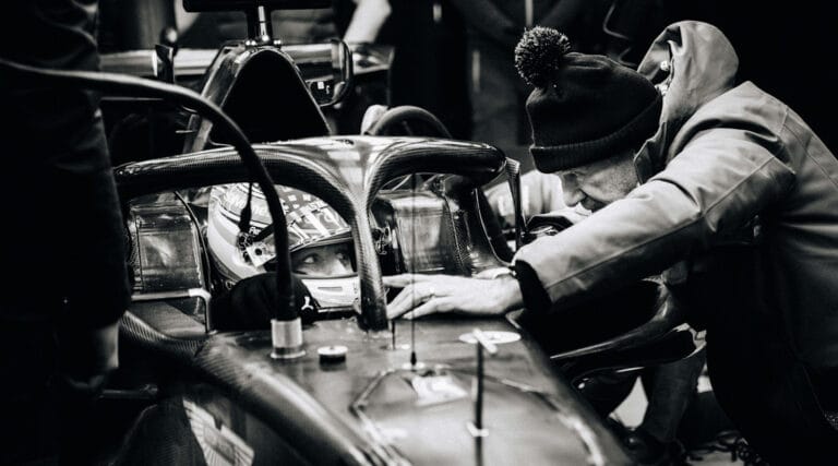 Aston Martin sorprende con el AMR26 en Barcelona