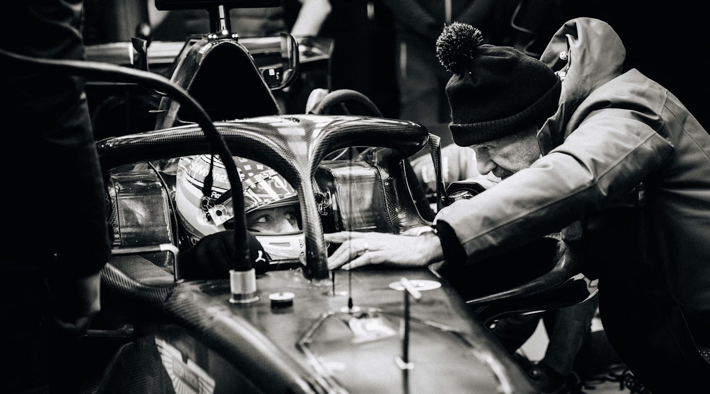 Aston Martin sorprende con el AMR26 en Barcelona