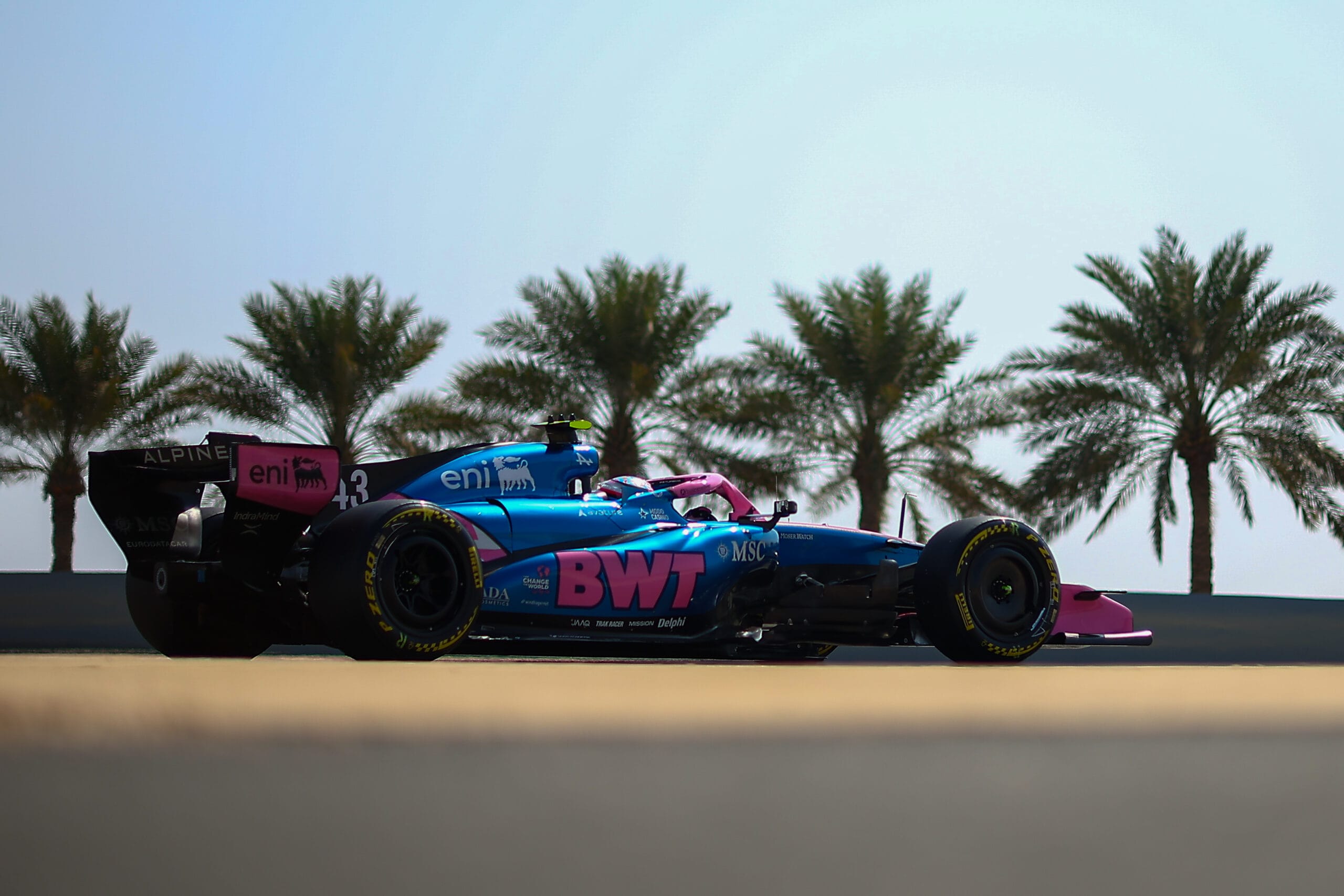 Mercedes enfrenta controversia de motor en Bahrin